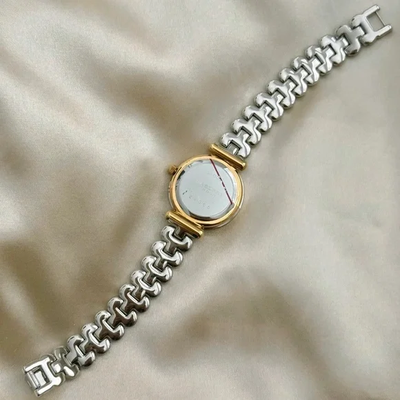 AUTHENTIC VINTAGE BURBERRY TWO-TONED INTERCHANGEABLE BEZEL WATCH - Picture 9 of 10